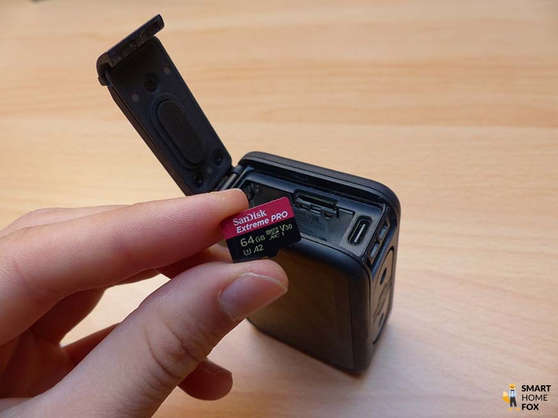 Man sieht die SD-Karte der GoPro Hero 9